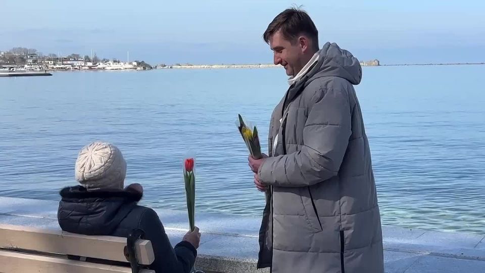 Представители Общественного совета при УМВД России по г.Севастополю вместе с полицейскими и их четвероногими напарниками поздравили жительниц города-героя с наступающим Международным женским днём