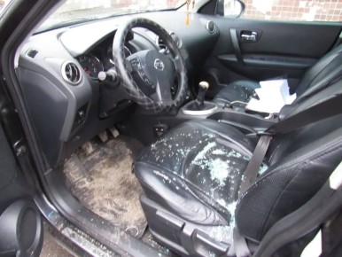 В Евпатории задержали мужчину, разбившего три машины за ночь тротуарной плиткой