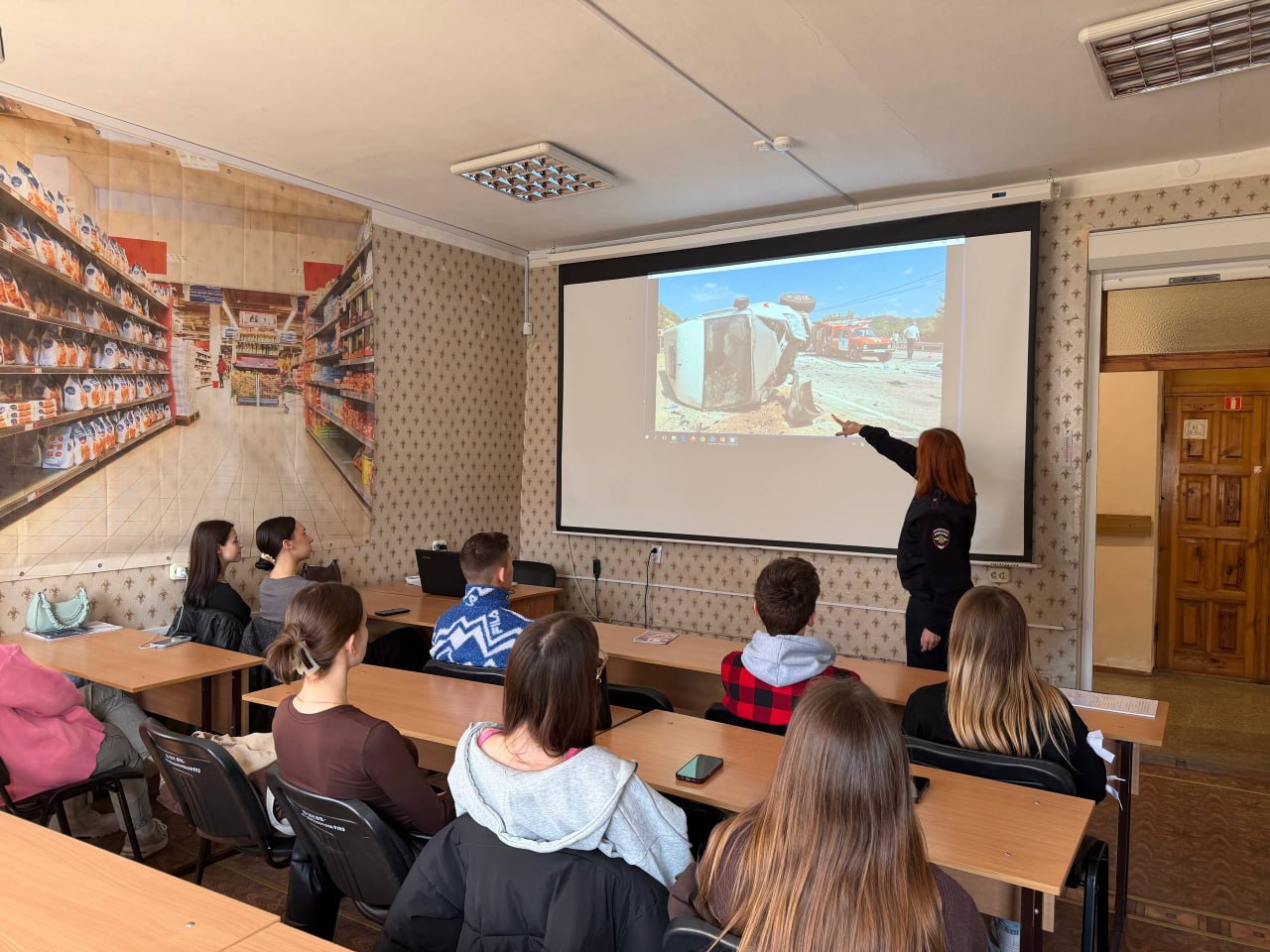 В Севастополе автоинспекторы и общественник провели нестандартный урок дорожной безопасности для студентов юридического факультета В Севастополе автоинспекторы и общественник провели нестандартный урок дорожной безопасности для студентов юридического факультета
