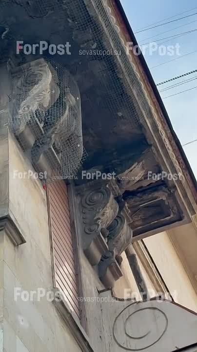 #Нам_пишут. Балконы в центре Севастополя укрепляют металлической сеткой