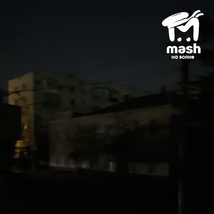 Жители Севастополя, у которых остался свет, говорят, что электричество сбоит и делятся видео с тёмным городом