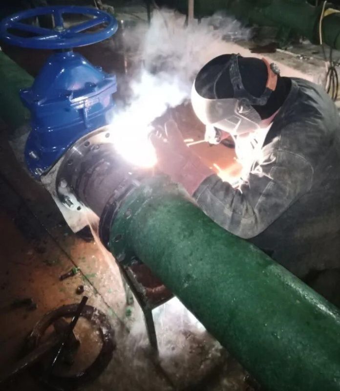 Водоканал: Рабочие моменты. Бригады службы водоснабжения трудились на ул. Героев Бреста и ул. Чернореченской Фото Андрея Кузьмича, Константина Истомина, Евгения Балицкого, Константина Морозова