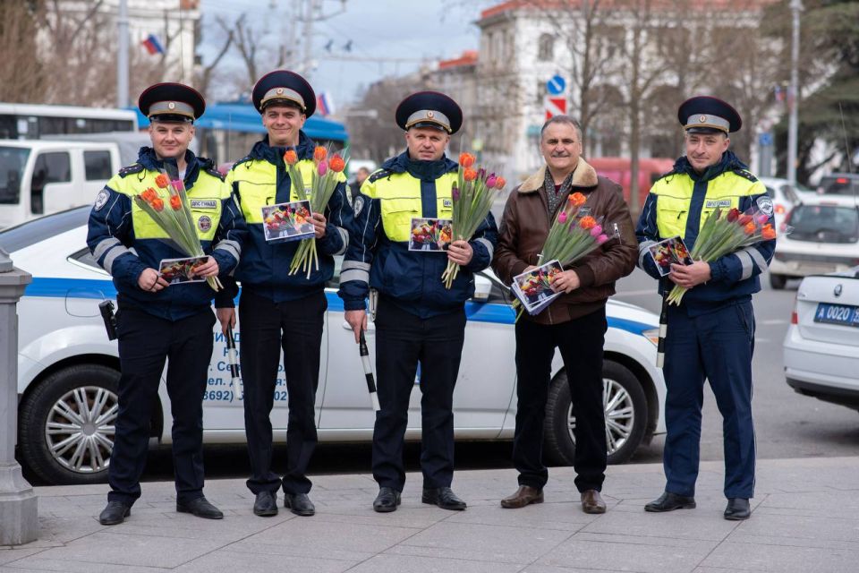 Госавтоинспекция Севастополя провела праздничную акцию «Цветы для автоледи»