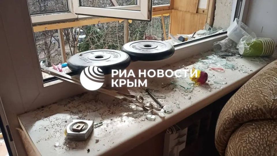 Власти Севастополя оказывают помощь людям, оставшимся без жилья после ночной атаки ВСУ на город Власти Севастополя оказывают помощь людям, оставшимся без жилья после ночной атаки ВСУ на город