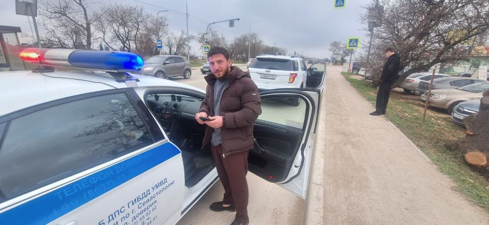 Мужчина сфоткался с Ford на тротуаре, выложил в сеть и получил штраф от ГИБДД Мужчина сфоткался с Ford на тротуаре, выложил в сеть и получил штраф от ГИБДД
