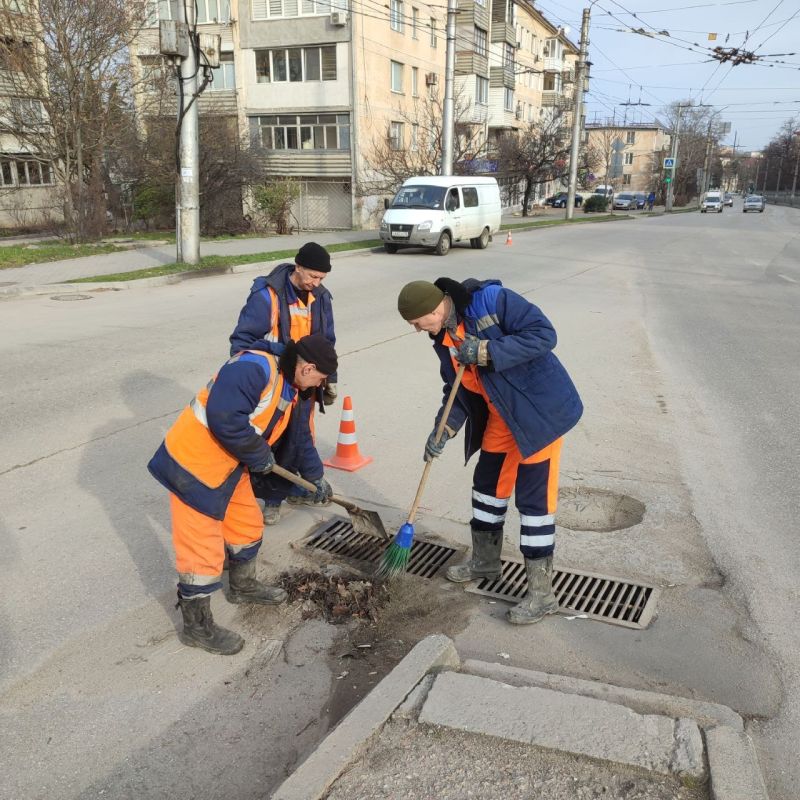 Водоканал: Рабочие моменты. Прочистка сетей ливневой канализации на ул. Гоголя, ул. 3-й Бастионной, ул. Абрикосовой Фото Николая Ерёмина