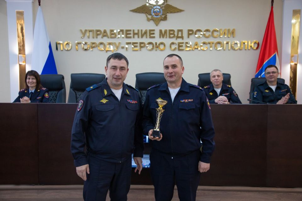 Начальник УМВД России по г.Севастополю генерал-майор полиции Сергей Сигунов вручил спортивные кубки командам-победительницам соревнований по гиревому спорту среди полицейских