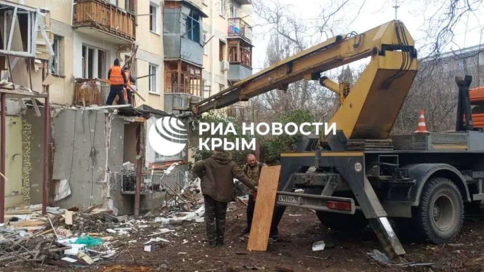 Власти Севастополя оказывают помощь людям, оставшимся без жилья после ночной атаки ВСУ на город Власти Севастополя оказывают помощь людям, оставшимся без жилья после ночной атаки ВСУ на город