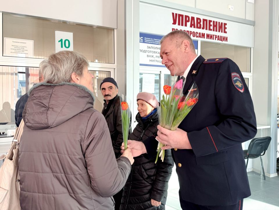 «8 марта в каждый дом»: в Севастополе сотрудники миграционных подразделений полиции поздравили посетительниц с наступающим праздником