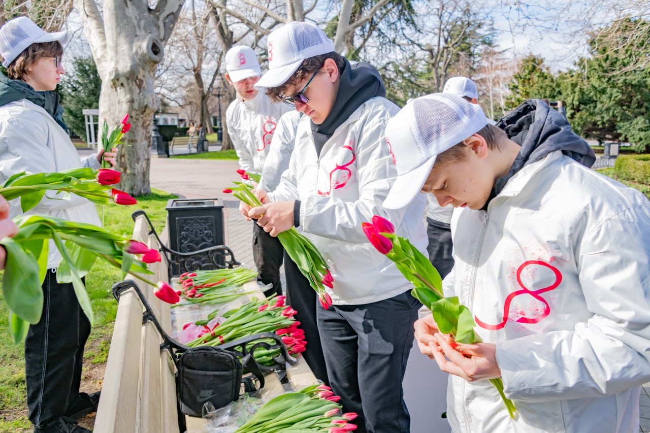 Вам любимые!. В Севастополе случилась теплая добрая акция: больше трёх тысяч тюльпанов разлетелись по городу, чтобы согреть самые дорогие сердца Вам любимые!. В Севастополе случилась теплая добрая акция: больше трёх тысяч тюльпанов разлетелись по городу, чтобы согреть самые дорогие сердца