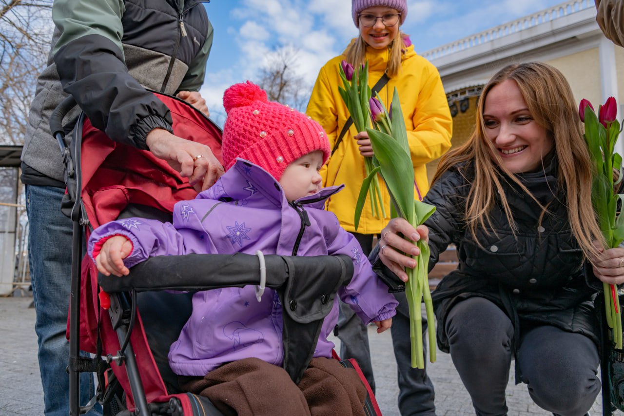 Вам любимые!. В Севастополе случилась теплая добрая акция: больше трёх тысяч тюльпанов разлетелись по городу, чтобы согреть самые дорогие сердца Вам любимые!. В Севастополе случилась теплая добрая акция: больше трёх тысяч тюльпанов разлетелись по городу, чтобы согреть самые дорогие сердца