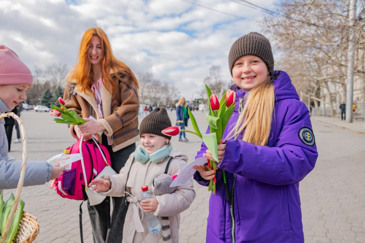 Вам любимые!. В Севастополе случилась теплая добрая акция: больше трёх тысяч тюльпанов разлетелись по городу, чтобы согреть самые дорогие сердца Вам любимые!. В Севастополе случилась теплая добрая акция: больше трёх тысяч тюльпанов разлетелись по городу, чтобы согреть самые дорогие сердца