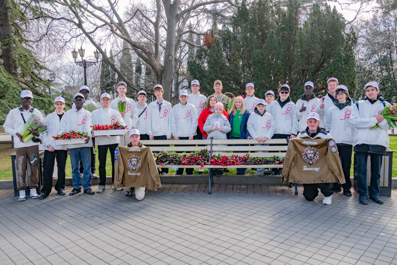Вам любимые!. В Севастополе случилась теплая добрая акция: больше трёх тысяч тюльпанов разлетелись по городу, чтобы согреть самые дорогие сердца Вам любимые!. В Севастополе случилась теплая добрая акция: больше трёх тысяч тюльпанов разлетелись по городу, чтобы согреть самые дорогие сердца
