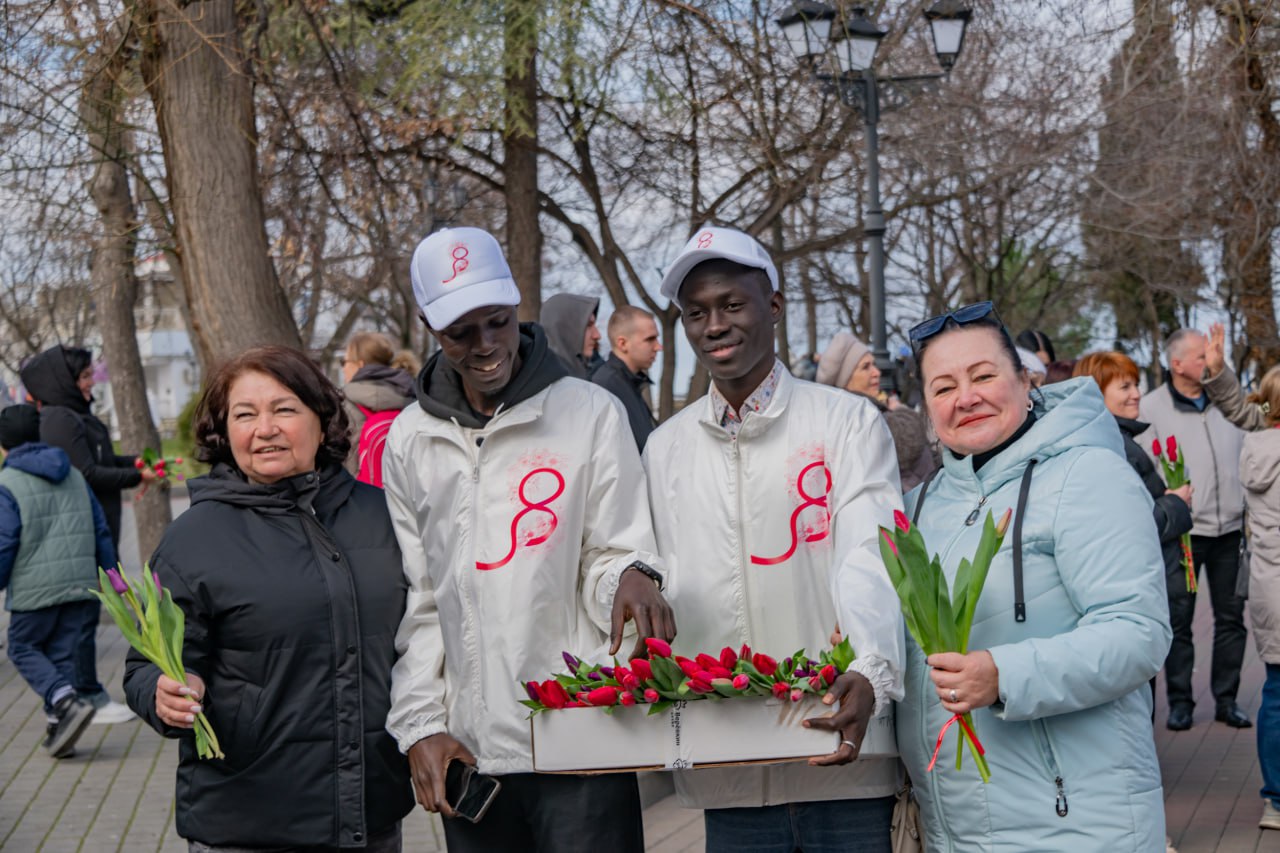 Вам любимые!. В Севастополе случилась теплая добрая акция: больше трёх тысяч тюльпанов разлетелись по городу, чтобы согреть самые дорогие сердца Вам любимые!. В Севастополе случилась теплая добрая акция: больше трёх тысяч тюльпанов разлетелись по городу, чтобы согреть самые дорогие сердца