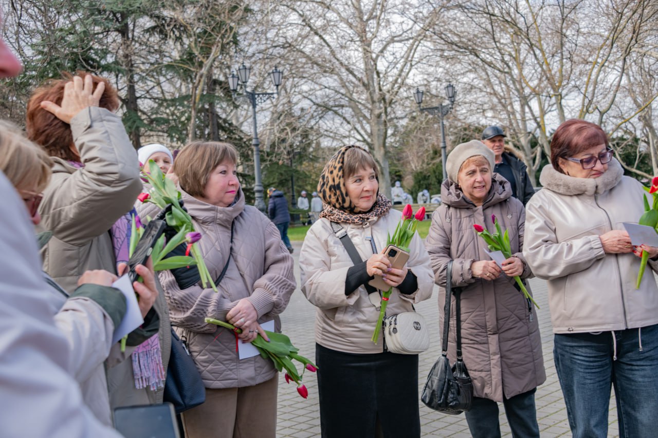 Вам любимые!. В Севастополе случилась теплая добрая акция: больше трёх тысяч тюльпанов разлетелись по городу, чтобы согреть самые дорогие сердца Вам любимые!. В Севастополе случилась теплая добрая акция: больше трёх тысяч тюльпанов разлетелись по городу, чтобы согреть самые дорогие сердца