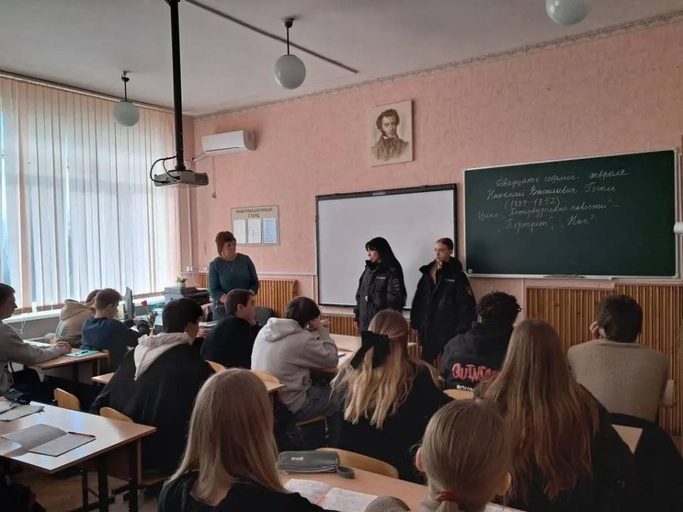 Севастопольские полицейские провели со студентами беседу о профилактике правонарушений в молодёжной среде