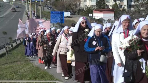 Второй день первого съезда сестёр милосердия Крыма и Новороссии начался с крестного хода от Нового Херсонеса до открывшегося поклонного креста