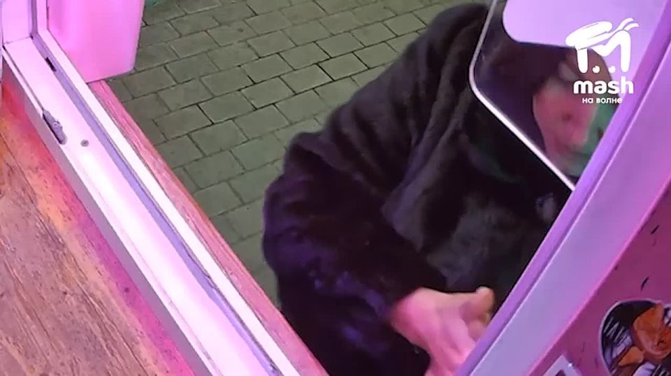 Кинематографичная сцена воровства крема для рук из кофейни в Севастополе