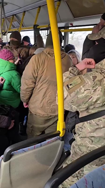 "Твари" и "собаки": в Запорожье пассажиры маршрутки набросились на ТЦК