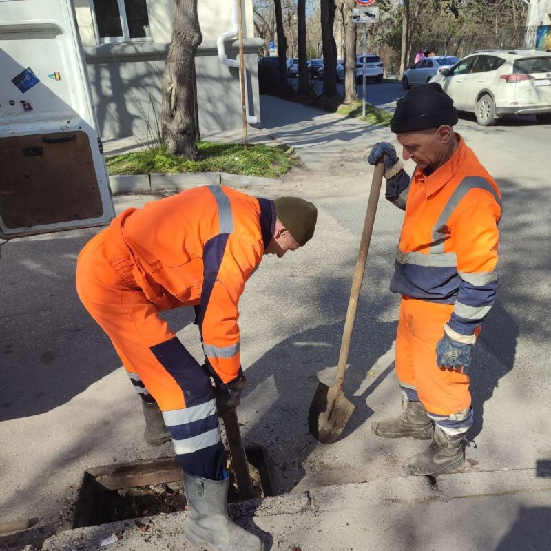 Водоканал: Рабочие моменты. Очистка ливневых лотков на ул. Маршала Геловани, ул. Очаковцев Фото Николая Ерёмина
