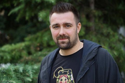 Платон Беседин: Севастополь, nota bene.. Еду сейчас на троллейбусе, десятый маршрут. Еду из центра в Камыши. Круги наворачиваю. Какое-то путешествие намешай ночи вокруг света, не иначе