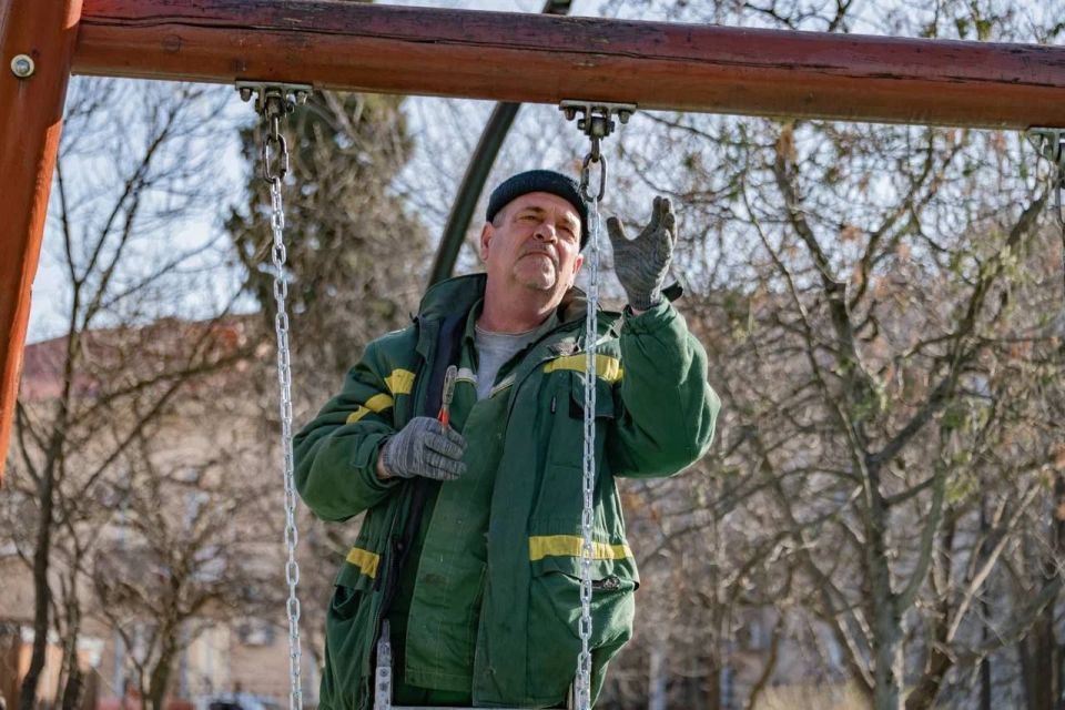 В Севастополе отмечают День работников бытового обслуживания населения и ЖКХ В Севастополе отмечают День работников бытового обслуживания населения и ЖКХ