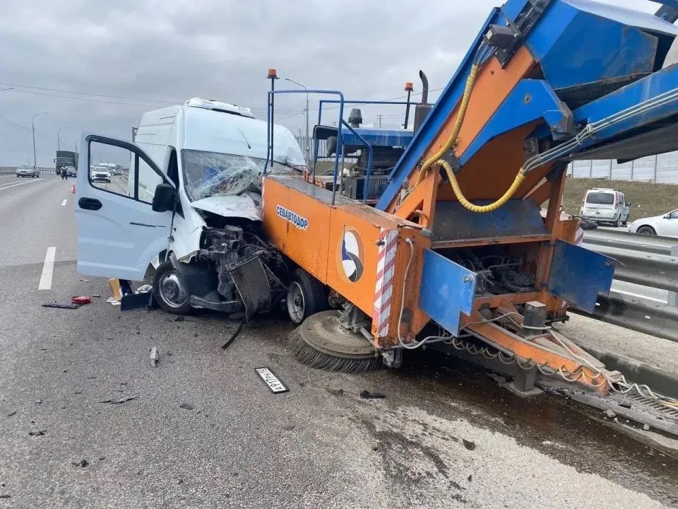 Водитель микроавтобуса влетел в спецтехнику и пострадал в Севастополе