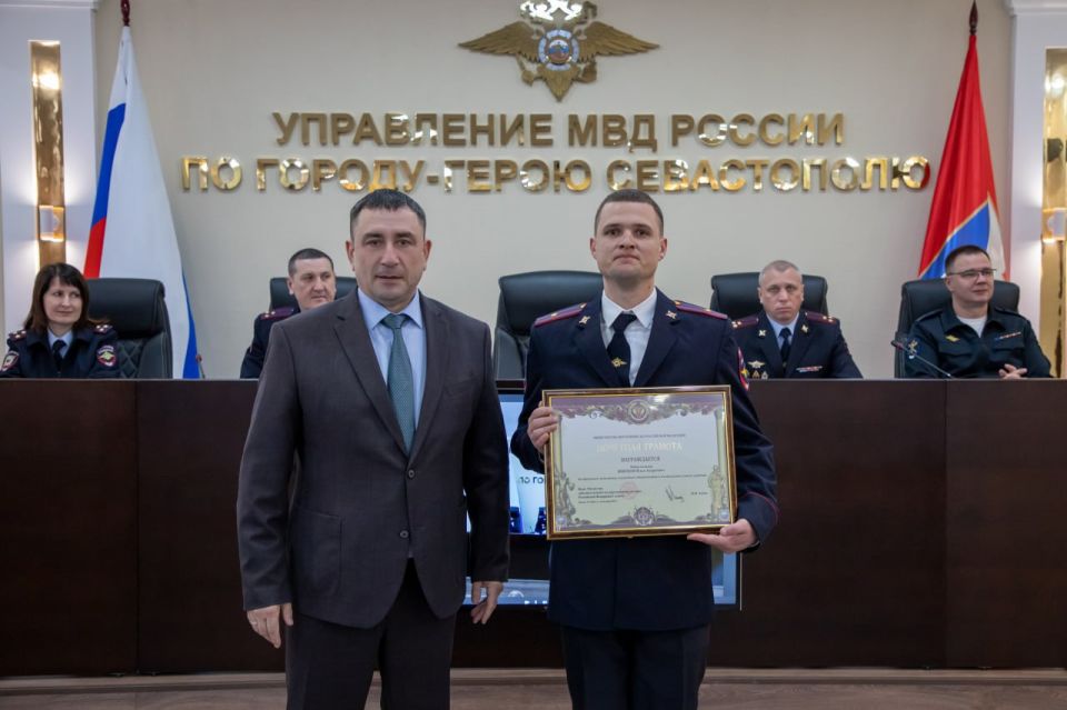 Начальник УМВД России по г.Севастополю генерал-майор полиции Сергей Сигунов поздравил сотрудников отдела экономической безопасности и противодействия коррупции с профессиональным праздником