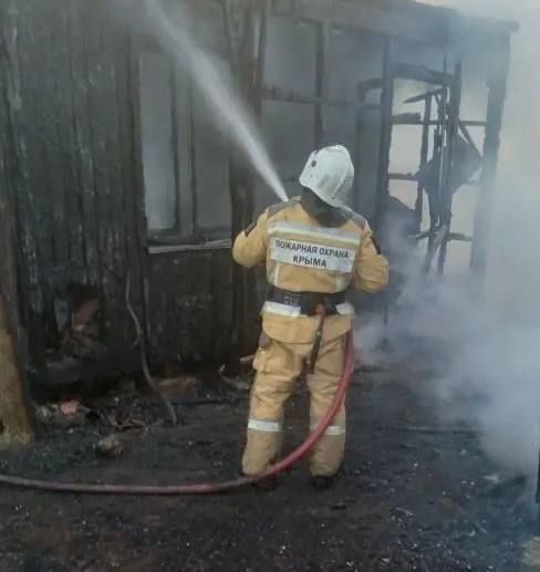 В крымском селе Оленевка загорелись деревянные вагончики