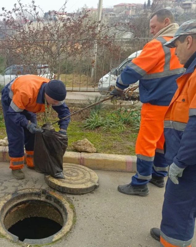 Водоканал: Рабочие моменты. Бригады №3 службы водоотведения устранила засоры на ул. Будищева, ул. Хрулева, пр. Победы Фото Михаила Петрова