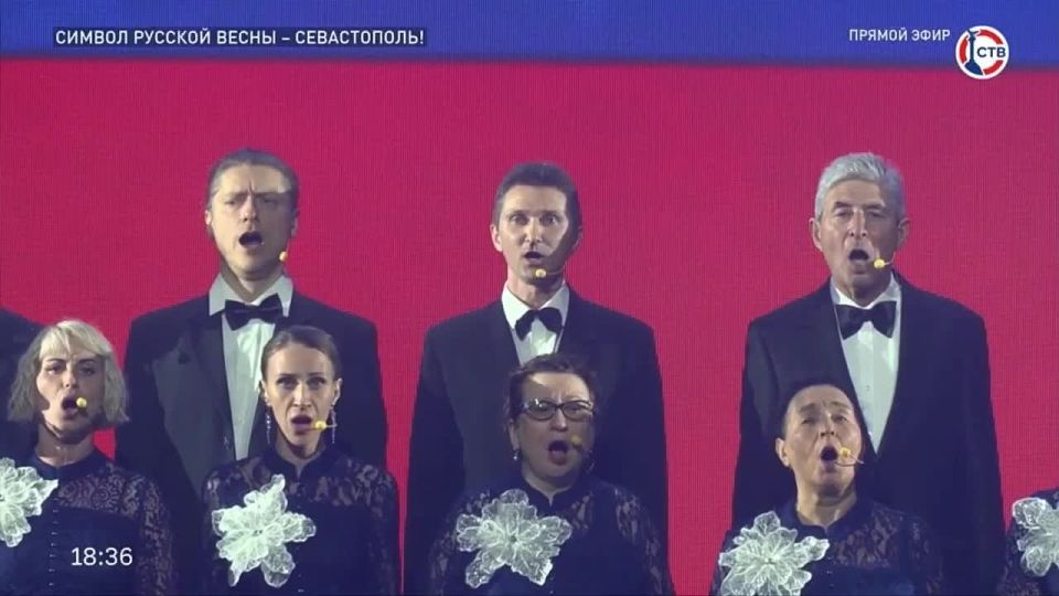 Символы единства, силы и победы — российский триколор и гимн