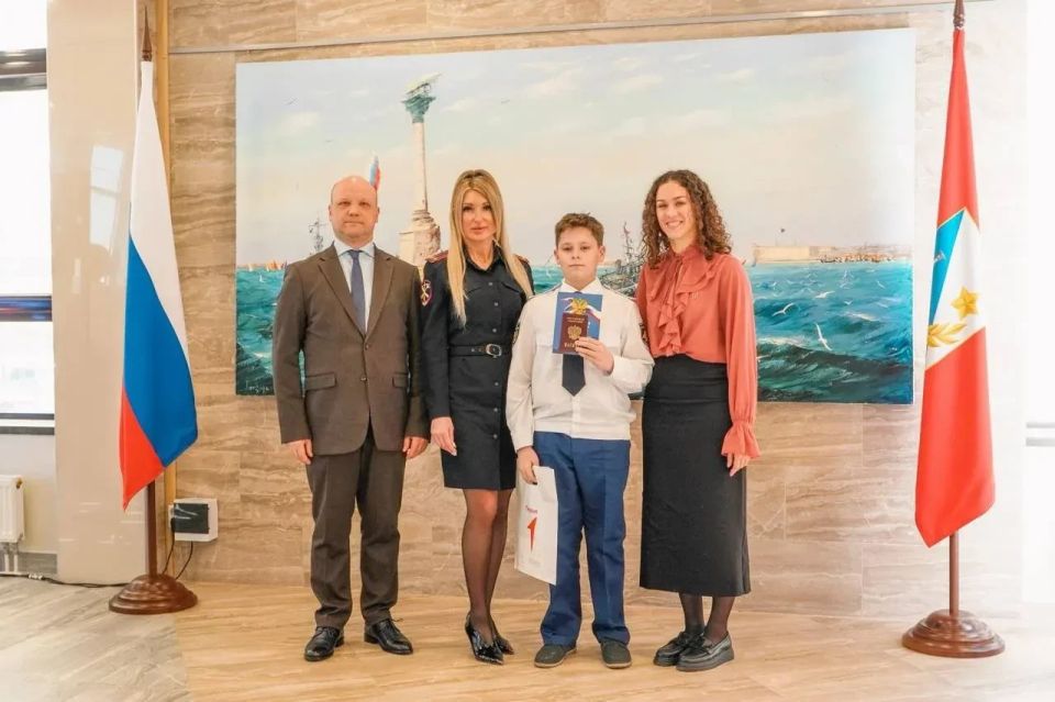 В Севастополе полицейские приняли участие в церемонии вручения паспортов юным горожанам