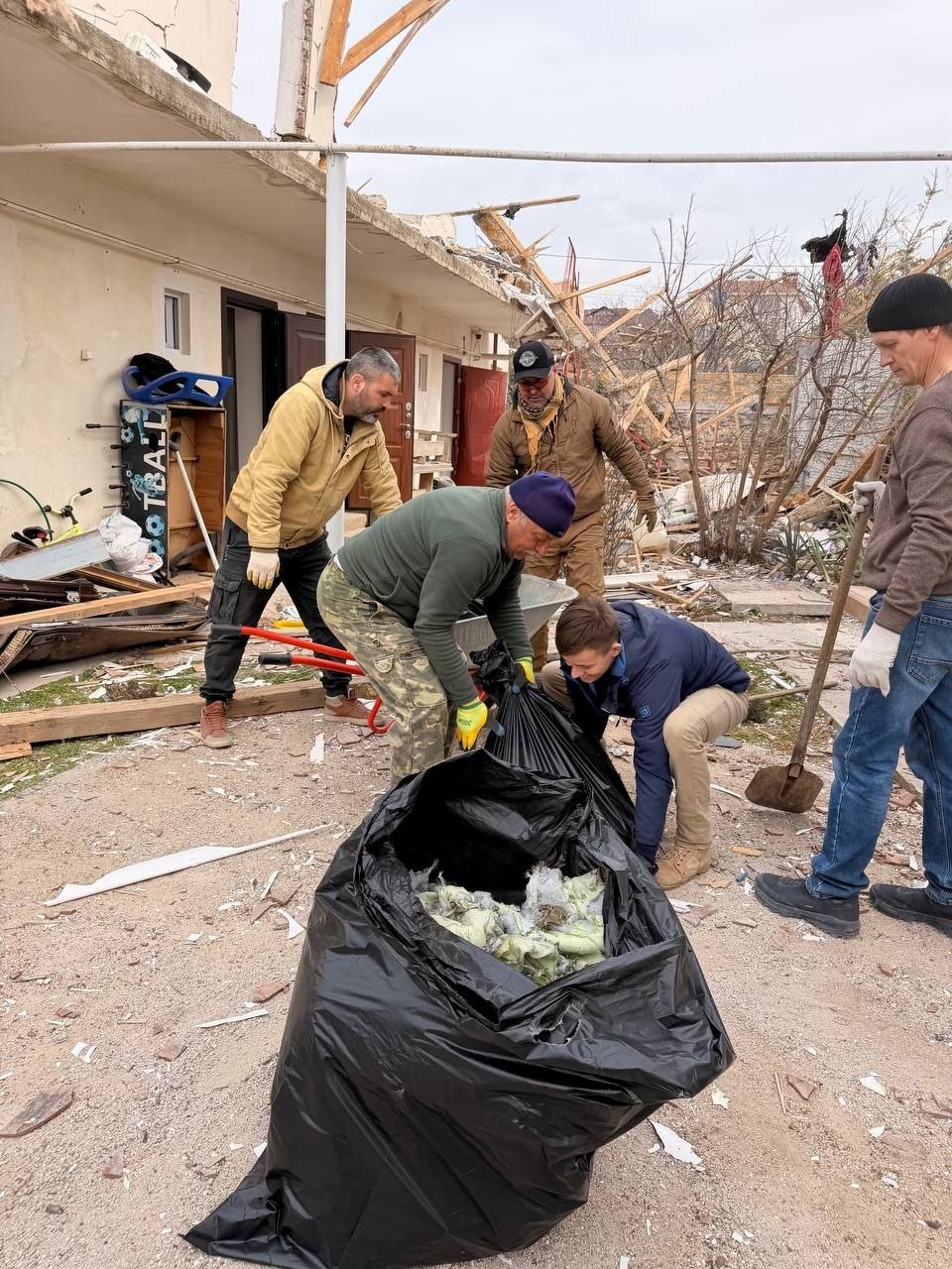 Своих не бросаем. Это не лозунг — это образ жизни севастопольцев Своих не бросаем. Это не лозунг — это образ жизни севастопольцев