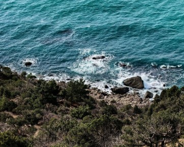 Море у берегов Балаклавы ранней весной
