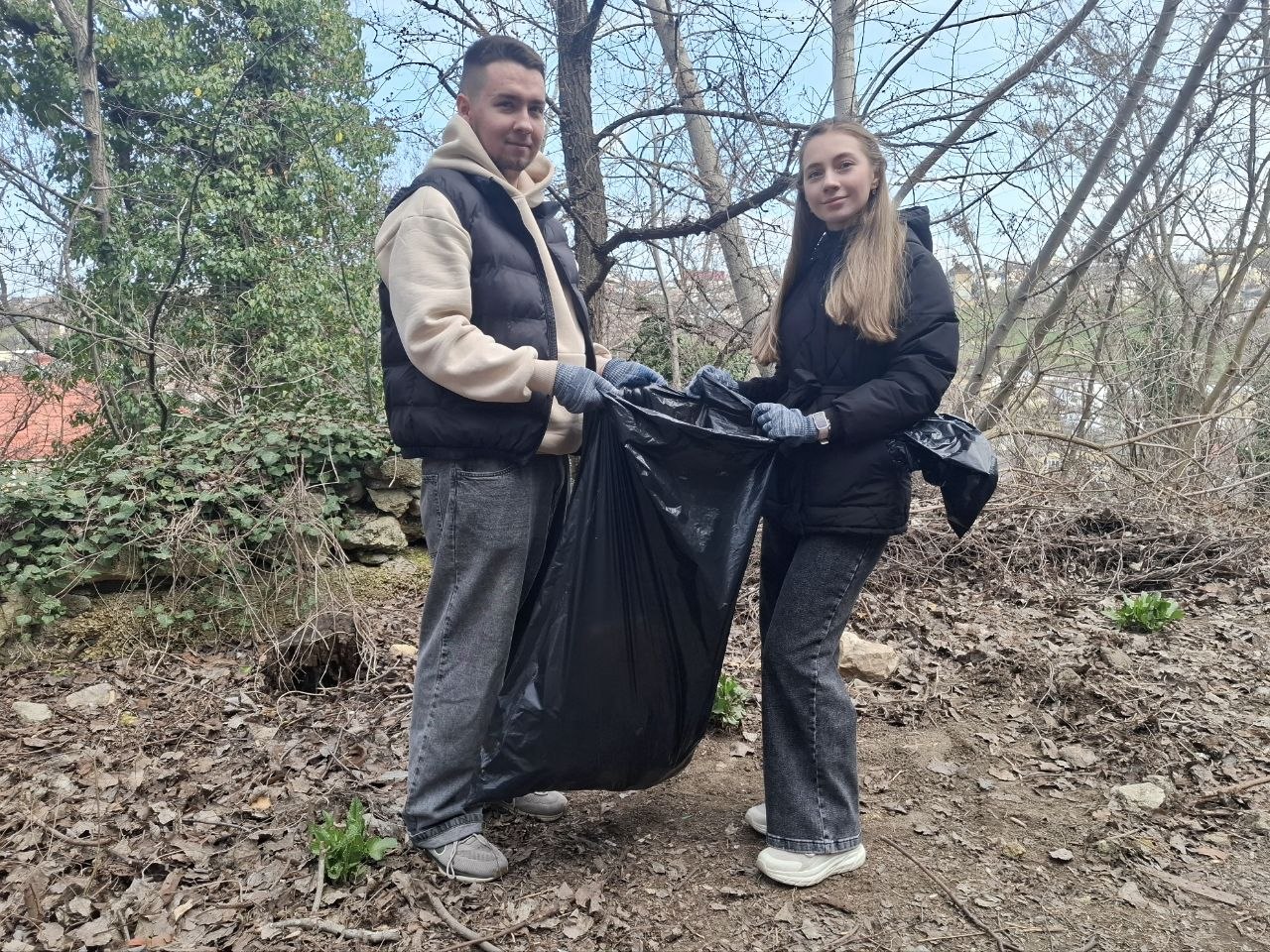Сотрудники департамента внутренней политики вышли на городской субботник Сотрудники департамента внутренней политики вышли на городской субботник