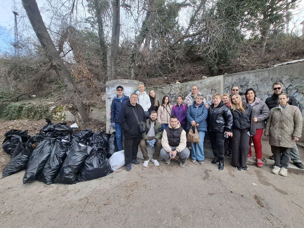 Сотрудники департамента внутренней политики вышли на городской субботник Сотрудники департамента внутренней политики вышли на городской субботник