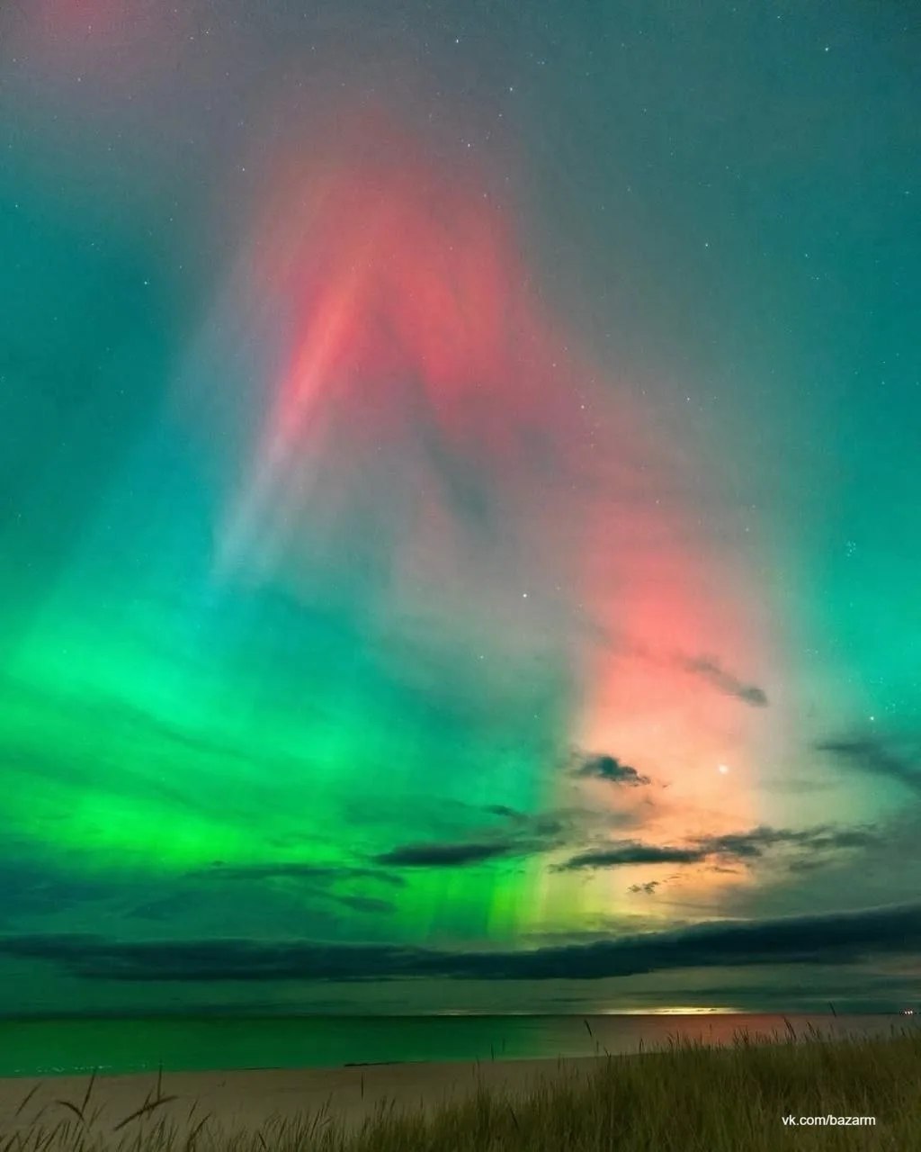 Жители нескольких регионов России стали свидетелями редкого явления — северного сияния Жители нескольких регионов России стали свидетелями редкого явления — северного сияния