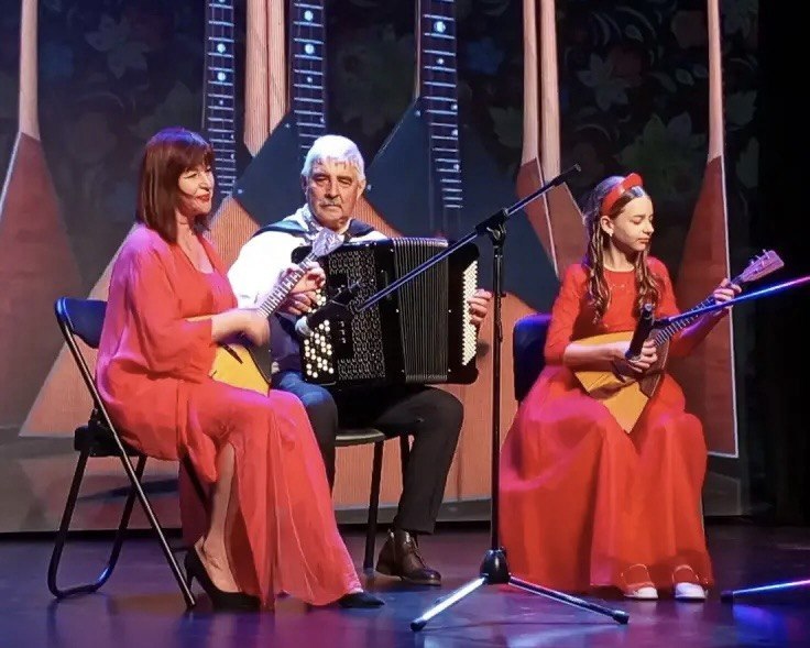 Ах, гармонь, играй, играй! Ах, гармонь, играй, играй!