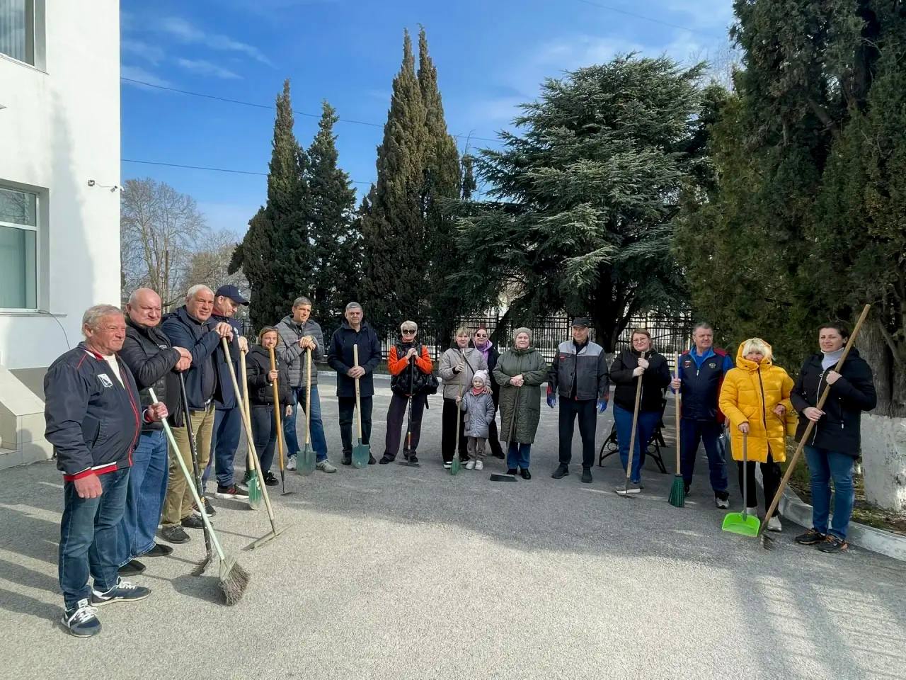Сергей Резниченко: Сегодня Управление спорта и наши подведомственные учреждения поддержали инициативу нашего Губернатора Михаила Владимировича Развожаева и с удовольствием приняли участие в первом субботнике Сергей Резниченко: Сегодня Управление спорта и наши подведомственные учреждения поддержали инициативу нашего Губернатора Михаила Владимировича Развожаева и с удовольствием приняли участие в первом субботнике
