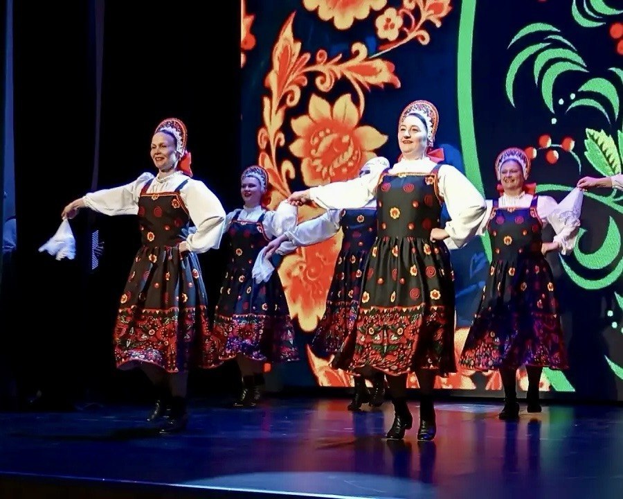 Ах, гармонь, играй, играй! Ах, гармонь, играй, играй!