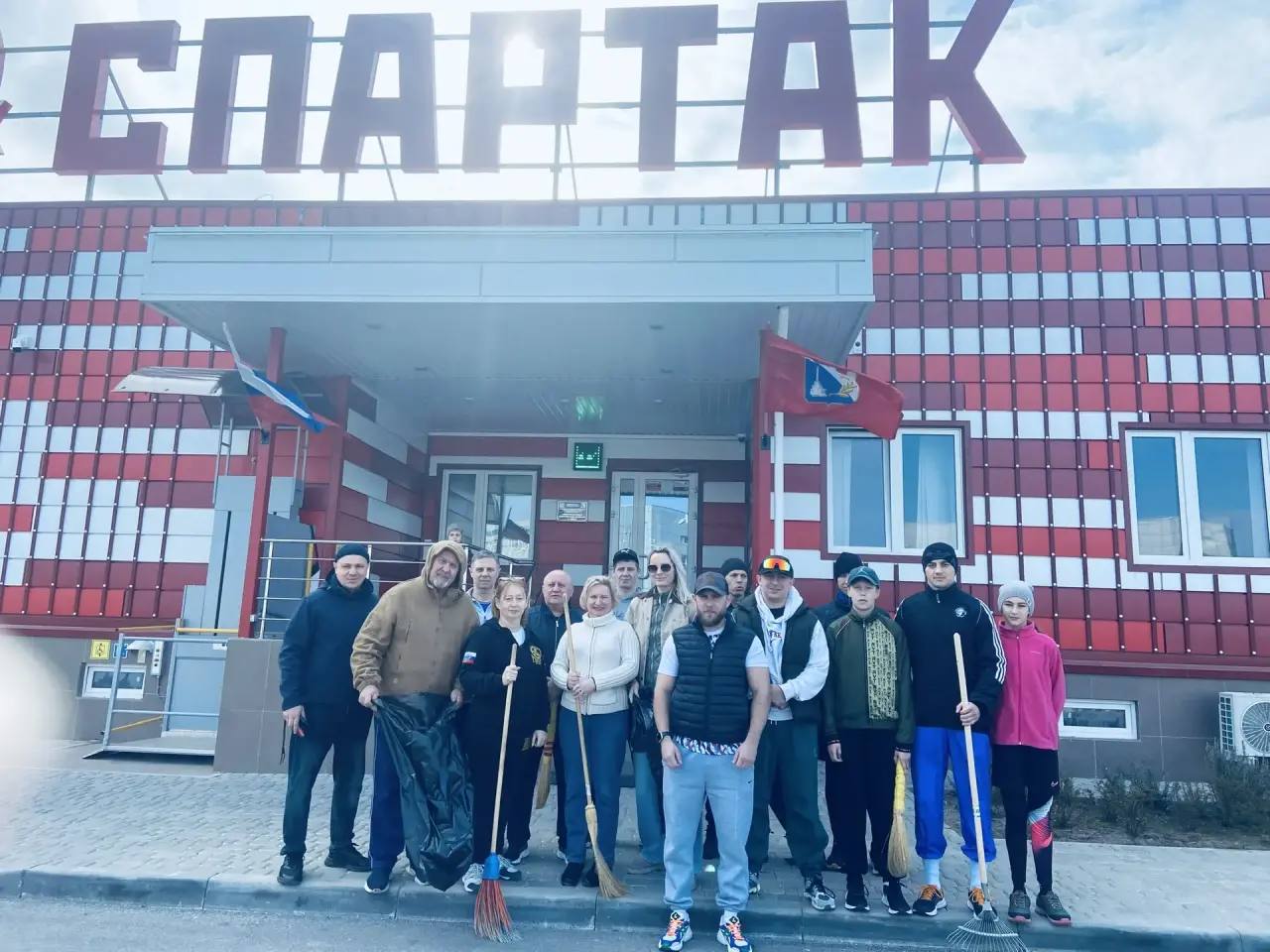 Сергей Резниченко: Сегодня Управление спорта и наши подведомственные учреждения поддержали инициативу нашего Губернатора Михаила Владимировича Развожаева и с удовольствием приняли участие в первом субботнике Сергей Резниченко: Сегодня Управление спорта и наши подведомственные учреждения поддержали инициативу нашего Губернатора Михаила Владимировича Развожаева и с удовольствием приняли участие в первом субботнике