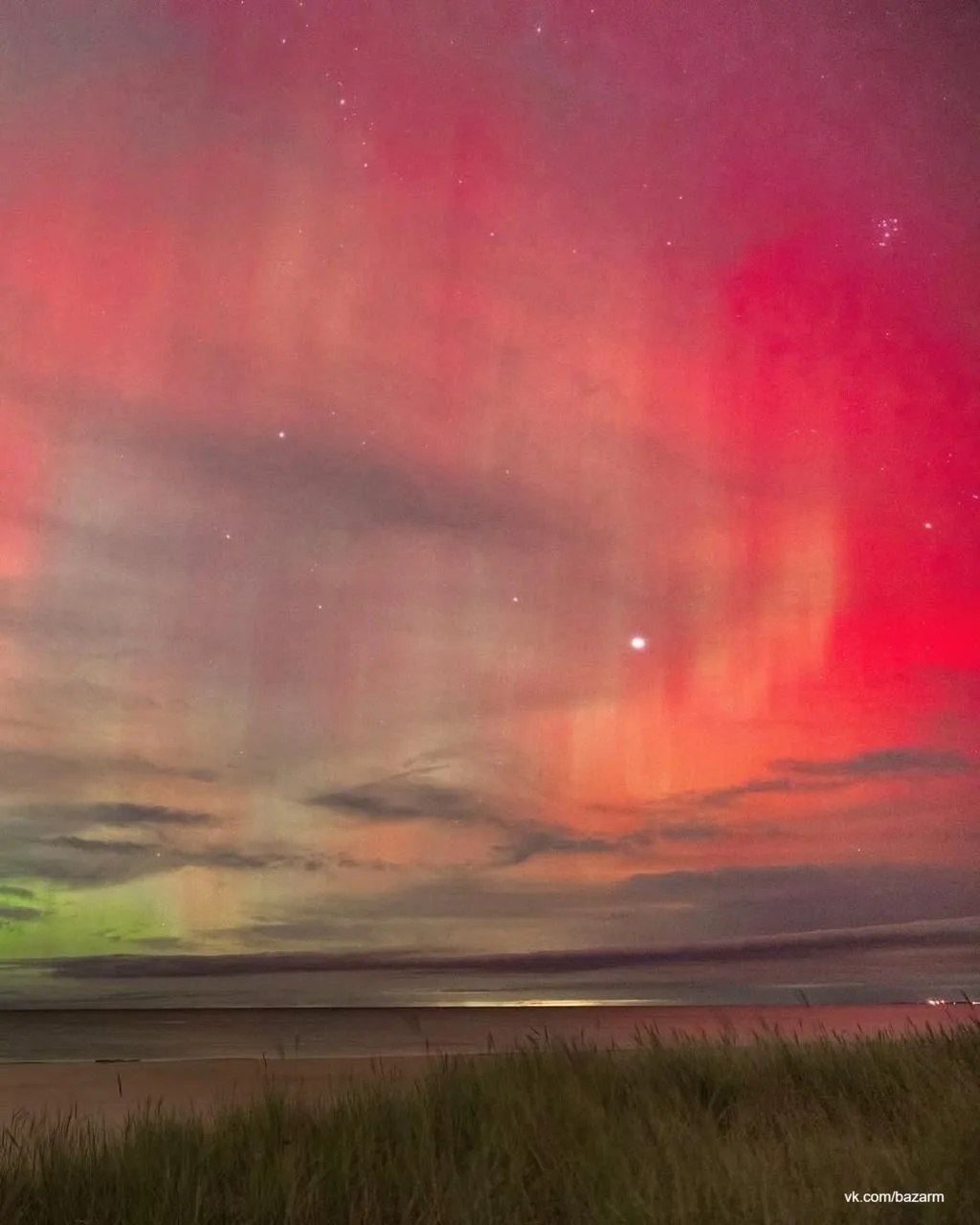Жители нескольких регионов России стали свидетелями редкого явления — северного сияния