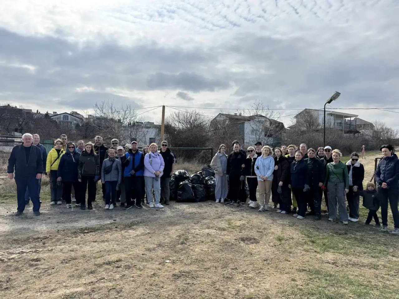 Медики вышли на первый весенний субботник Медики вышли на первый весенний субботник