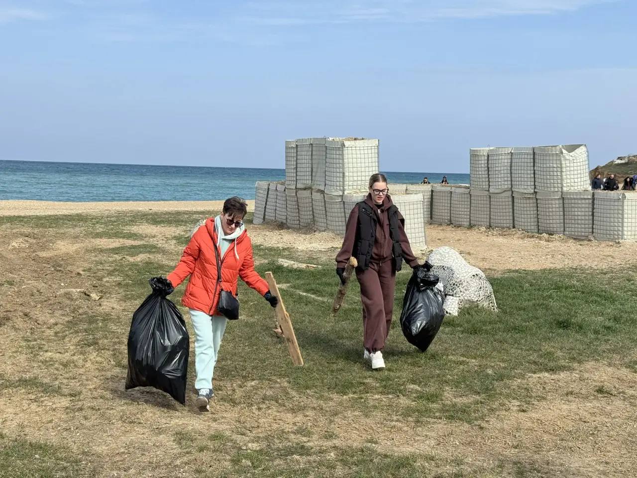 Медики вышли на первый весенний субботник Медики вышли на первый весенний субботник