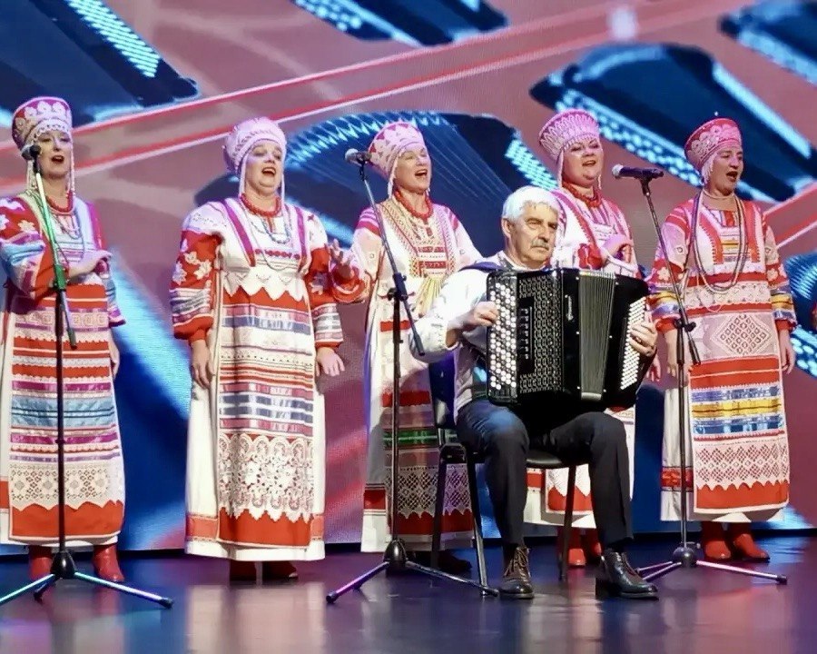 Ах, гармонь, играй, играй! Ах, гармонь, играй, играй!