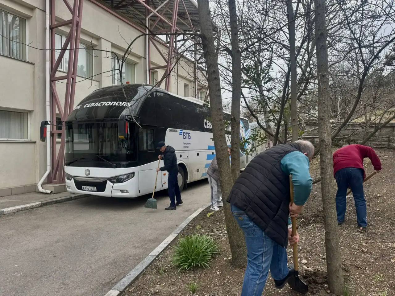 Сергей Резниченко: Сегодня Управление спорта и наши подведомственные учреждения поддержали инициативу нашего Губернатора Михаила Владимировича Развожаева и с удовольствием приняли участие в первом субботнике Сергей Резниченко: Сегодня Управление спорта и наши подведомственные учреждения поддержали инициативу нашего Губернатора Михаила Владимировича Развожаева и с удовольствием приняли участие в первом субботнике