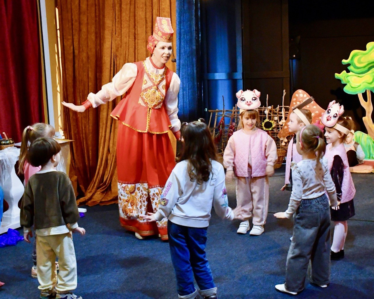 Семейный театр во Дворце культуры рыбаков Семейный театр во Дворце культуры рыбаков