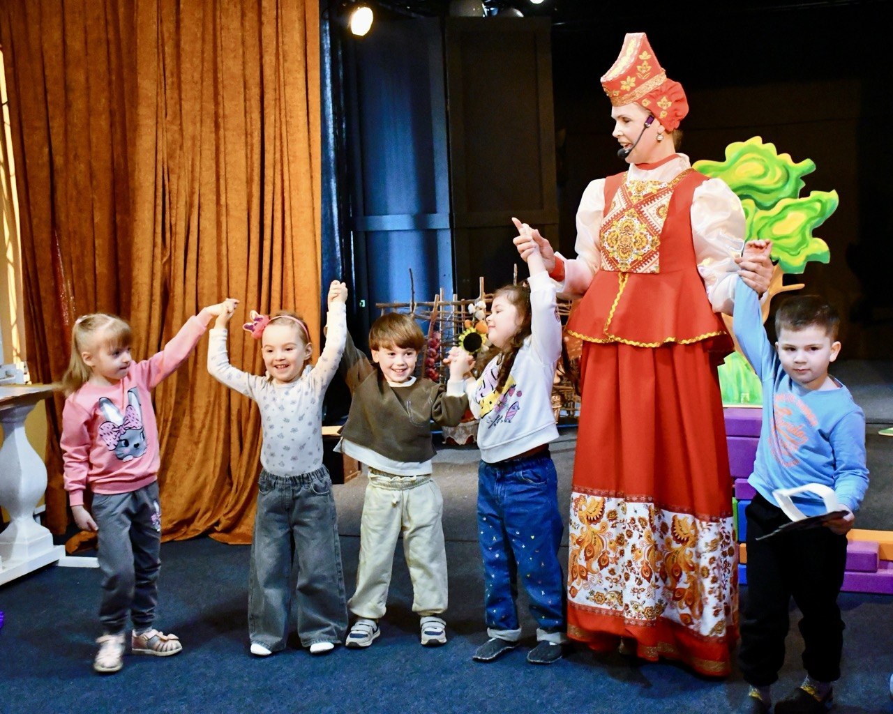 Семейный театр во Дворце культуры рыбаков Семейный театр во Дворце культуры рыбаков