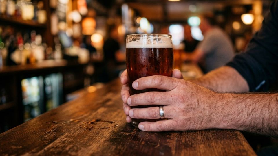 Продажу алкоголя в кафе и барах, расположенных в жилых домах, ограничат с 30 марта