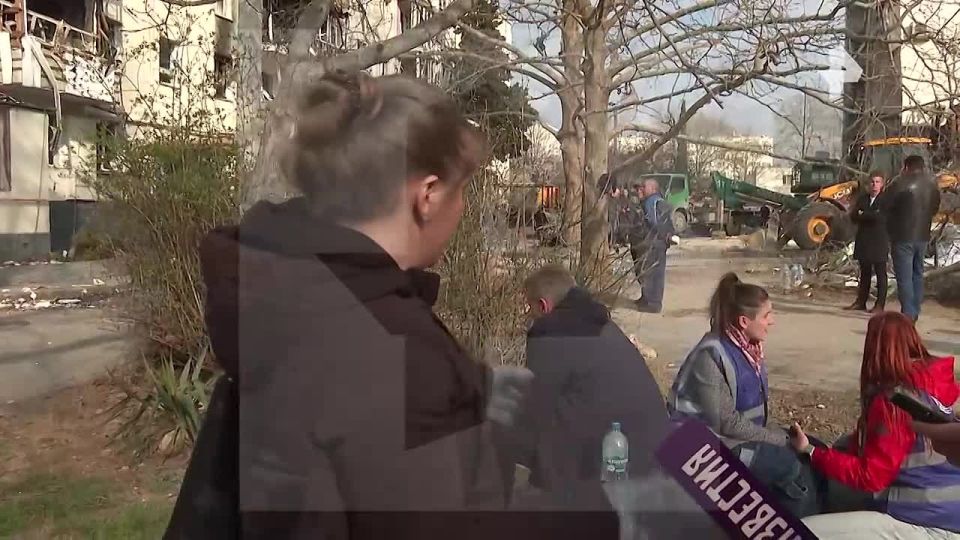 "Все как в тумане": хозяйка одной из поврежденных из-за взрыва в Севастополе квартир рассказала корреспонденту РЕН ТВ Анастасии Харченко о том, как люди сплотились во время трагедии